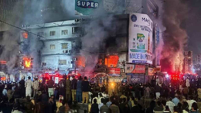 পাকিস্তানে শপিং মলে অগ্নিকাণ্ড, নিহত ৫